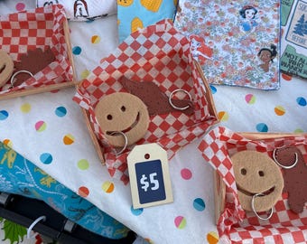 Llaveros de la amistad Dino Nuggie Combo (juego de 2), regalo de amistad de comida artificial, hechos a mano