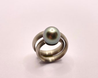 Ring made of 950/000 platinum with Tahitian cultured pearl