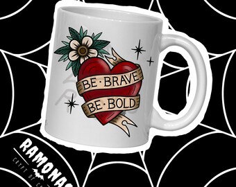Taza con corazón "Sé valiente, sé audaz" / Taza motivacional / Regalo para maestros / Arte de tatuaje floral tradicional