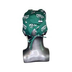 Pode incluir: Um gorro de cirurgia verde com um padr&atilde;o de menor&aacute; branco. O gorro tem um la&ccedil;o na parte de tr&aacute;s.