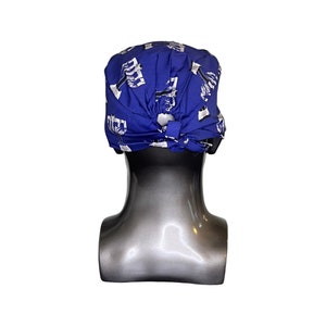 Pode incluir: Bon&eacute; cir&uacute;rgico azul com um padr&atilde;o de menor&aacute; branco.