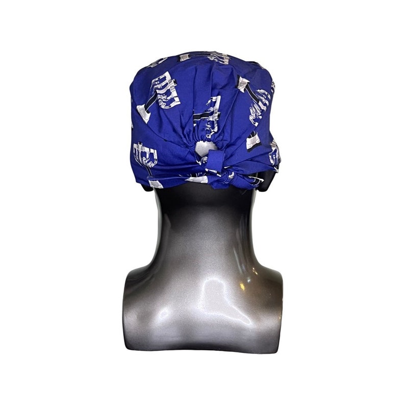 Pode incluir: Bon&eacute; cir&uacute;rgico azul com um padr&atilde;o de menor&aacute; branco.