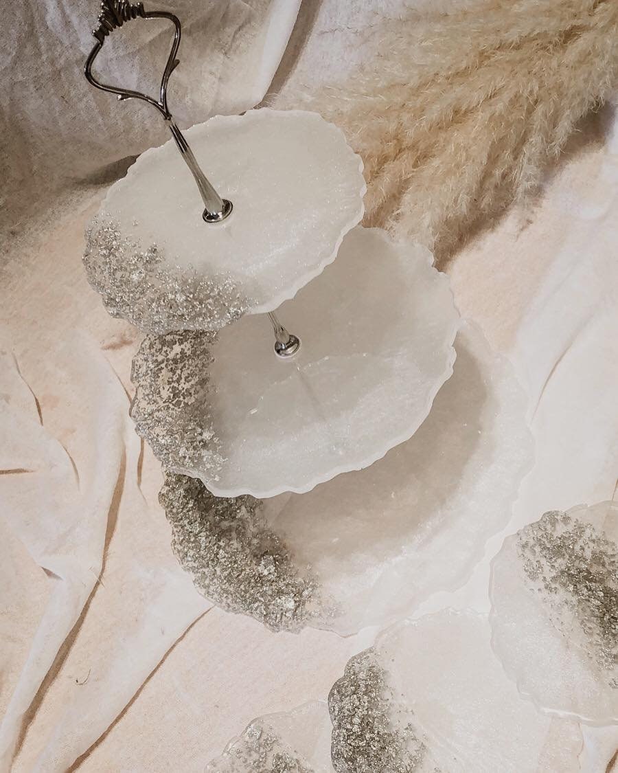 Présentoir à Gâteaux Blanc Nacré en Résine | Fait Main Incrustés de Feuilles Argentées