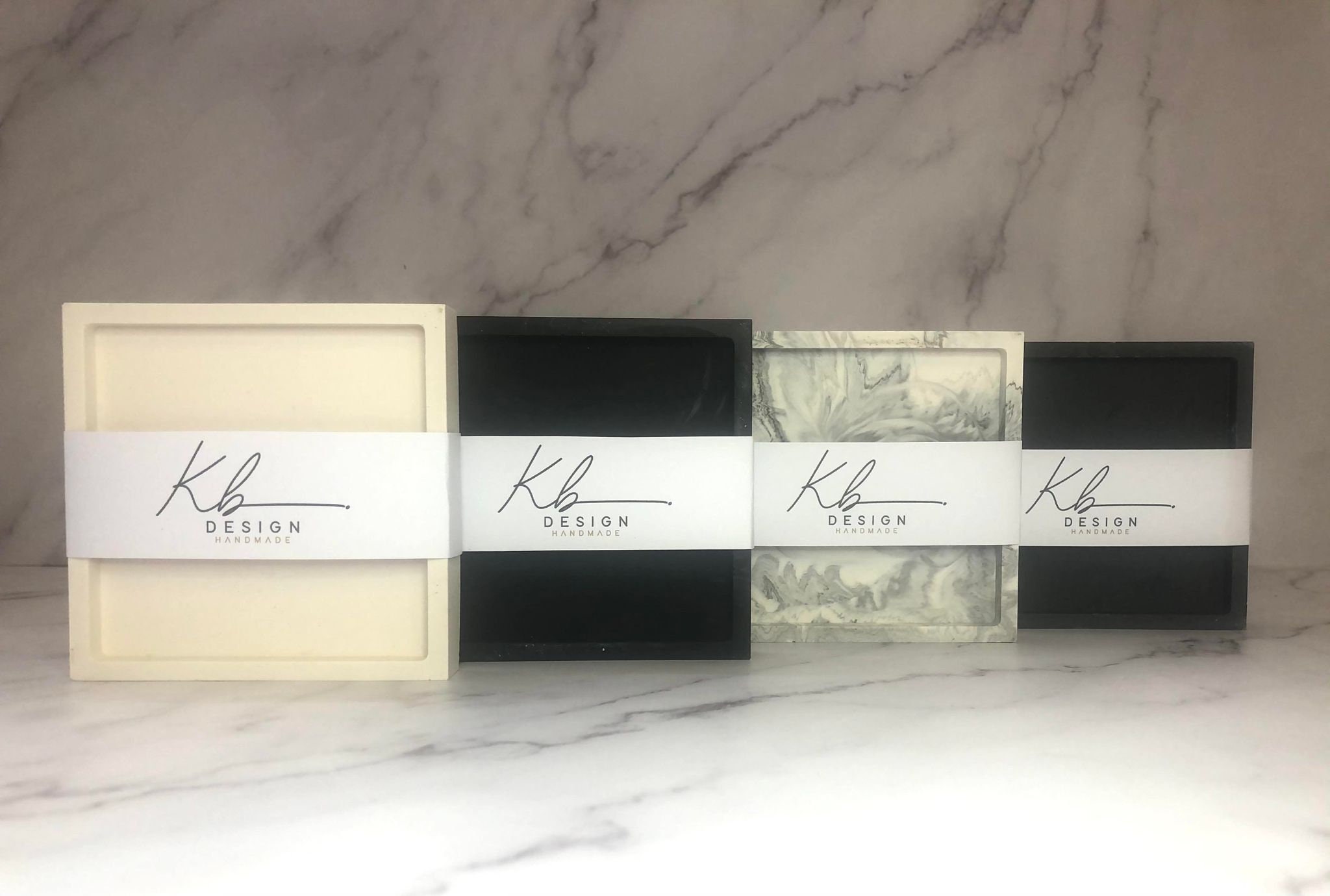 Collection Carrare | Plateau Carré Jesmonite Fait Main Noir, Blanc, Marbré