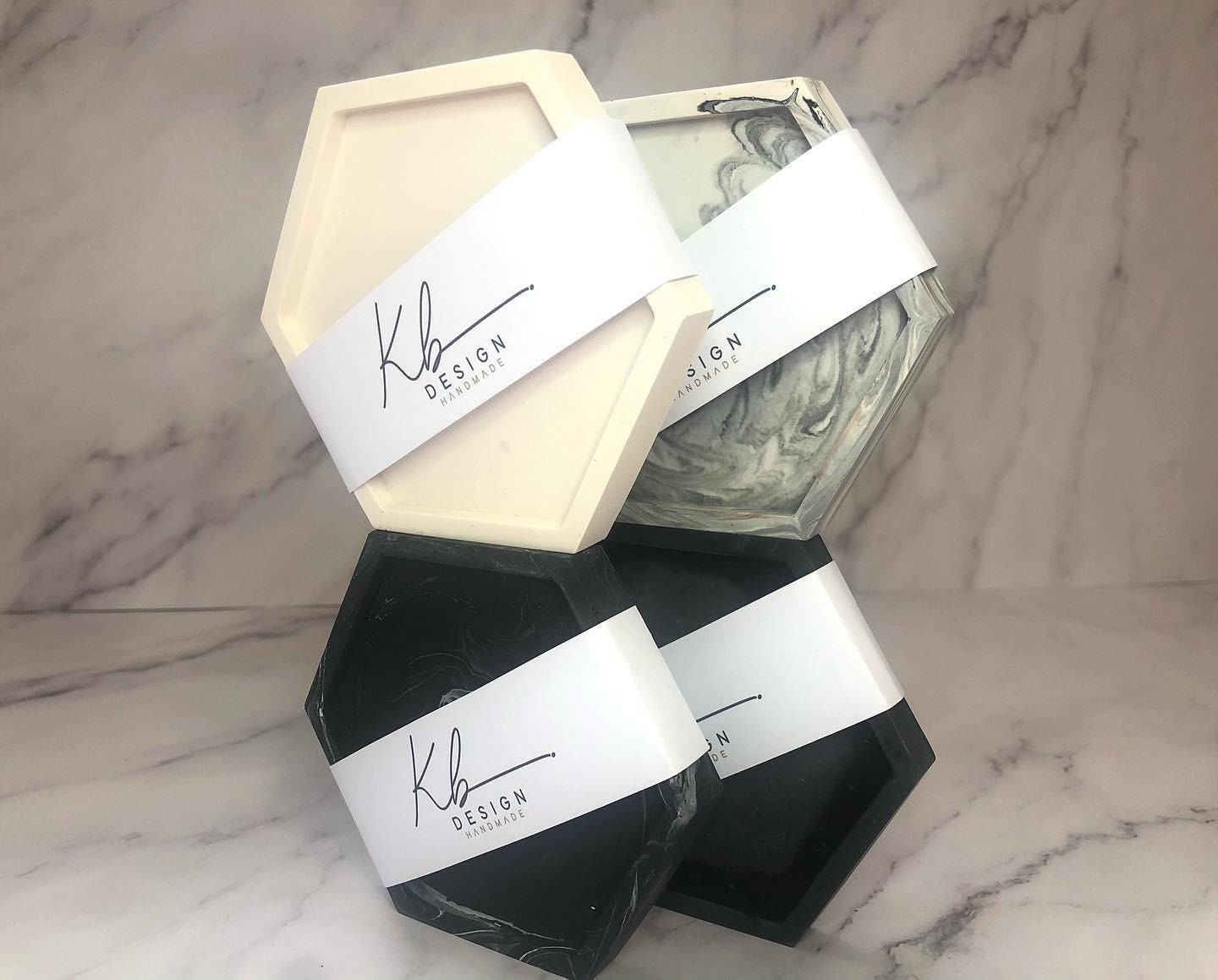 Collection Carrare | Plateau Hexagone Jesmonite Fait Main Noir, Blanc, Marbré