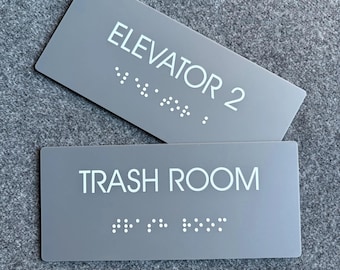 Letreros con texto personalizado, letreros con nombre de habitación personalizado, etiquetas de puerta personalizadas, placas de identificación acrílicas con braille ADA, letreros para interiores de oficinas.