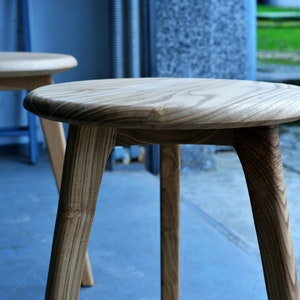 Tabouret à trois pieds en bois de corde japonais récupéré en chêne massif, fait à la main image 7