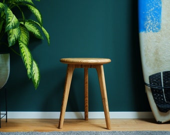 Sitzhocker dreibeinig aus massiver Eiche Altholz Japanischer Schnurbaum handgefertigt