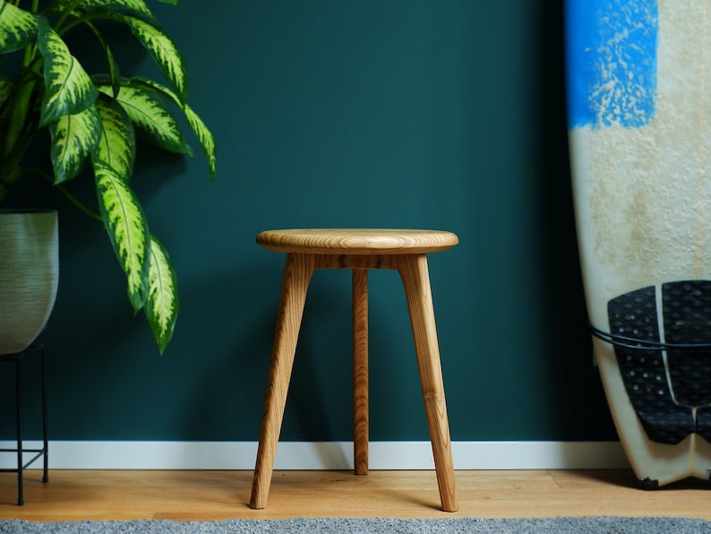 Tabouret à trois pieds en bois de corde japonais récupéré en chêne massif, fait à la main image 1