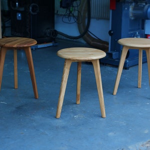 Tabouret à trois pieds en bois de corde japonais récupéré en chêne massif, fait à la main image 2