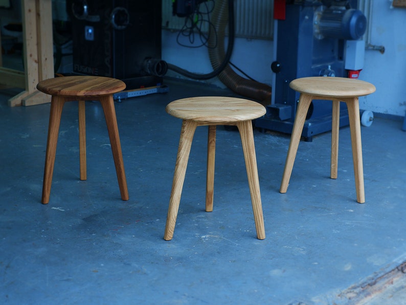 Tabouret à trois pieds en bois de corde japonais récupéré en chêne massif, fait à la main image 2