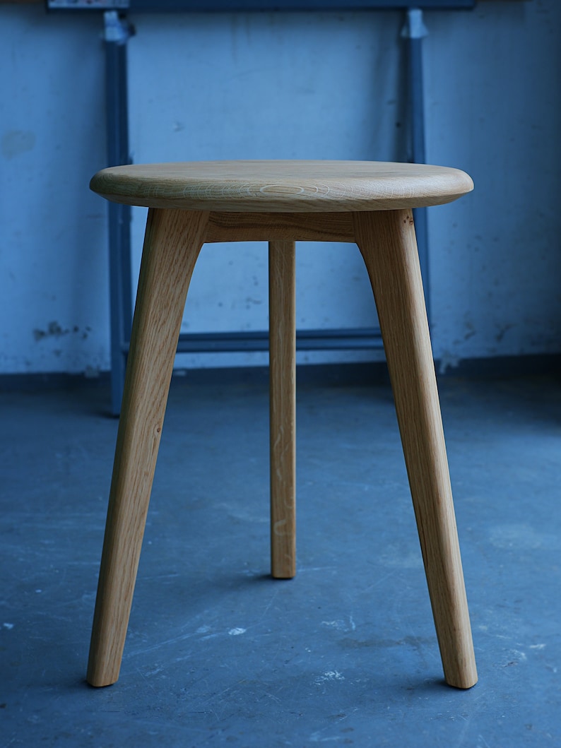 Tabouret à trois pieds en bois de corde japonais récupéré en chêne massif, fait à la main image 5