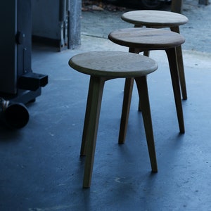 Tabouret à trois pieds en bois de corde japonais récupéré en chêne massif, fait à la main image 10