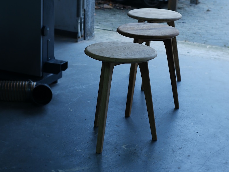 Tabouret à trois pieds en bois de corde japonais récupéré en chêne massif, fait à la main image 10