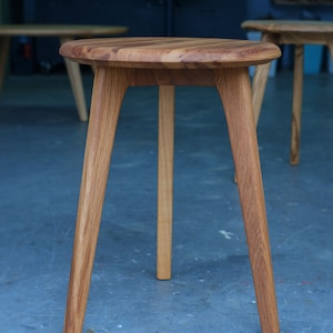 Tabouret à trois pieds en bois de corde japonais récupéré en chêne massif, fait à la main image 4