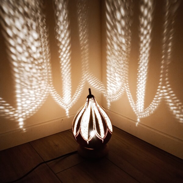 Sculpture lumineuse - Lampe d’ambiance en calebasse - Lampe courge sculptée - Calebasse lumineuse - Luminaire calebasse - lampe géométrie