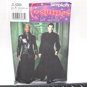 Puede incluir: Patrón de disfraz Simplicity para adultos, con dos hombres con abrigos largos negros. El patrón incluye tallas XS, S, M, L y XL. El embalaje tiene el texto "Costumes for adults" en un diseño morado y dorado.