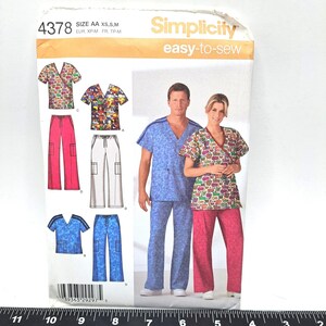 Könnte beinhalten: Simplicity Schnittmuster 4378. Das Muster enthält Abbildungen von OP-Kleidung in verschiedenen Farben und Mustern. Die Kleidung wird an einem männlichen und einem weiblichen Model gezeigt. Das Muster ist mit "easy-to-sew" gekennzeichnet.