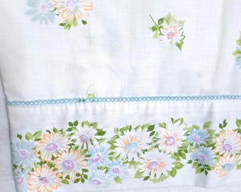 Funda de almohada vintage Pequot con estampado floral blanco y azul, ribete de encaje, estilo cottagecore shabby chic.