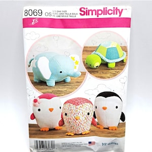 Puede incluir: Patrón Simplicity 8069 con DIY Fluffles. El patrón incluye instrucciones para hacer un elefante de peluche, una tortuga, un búho y dos pingüinos. El patrón es de talla única e impreso en los EE. UU.