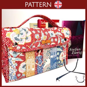 Könnte beinhalten: Stofftasche mit Muster und Griff. Die Tasche hat einen roten Hintergrund mit weißen Punkten und floralen Designs. Die Vorderseite hat Paneele mit Illustrationen von Häusern und Figuren. Das Wort "PATTERN" steht oben.