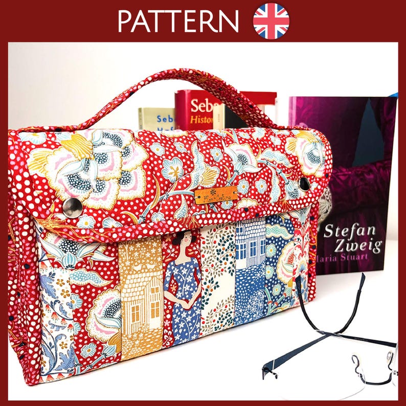 Pode incluir: Bolsa de tecido estampada com al&ccedil;a. A bolsa apresenta um fundo vermelho com bolinhas brancas e desenhos florais. A frente tem pain&eacute;is com ilustra&ccedil;&otilde;es de casas e figuras. A palavra "PATTERN" est&aacute; no topo.