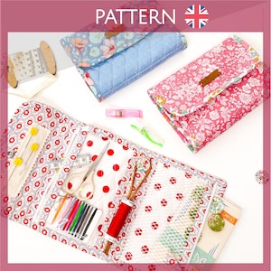 Könnte beinhalten: Eine Sammlung von Nähzubehör und Stoffbeuteln. Die offene Tasche zeigt Schere, Faden, Nadeln und ein Maßband. Zwei geschlossene Beutel zeigen Blumen- und Steppmuster. Das Wort "PATTERN" steht oben.