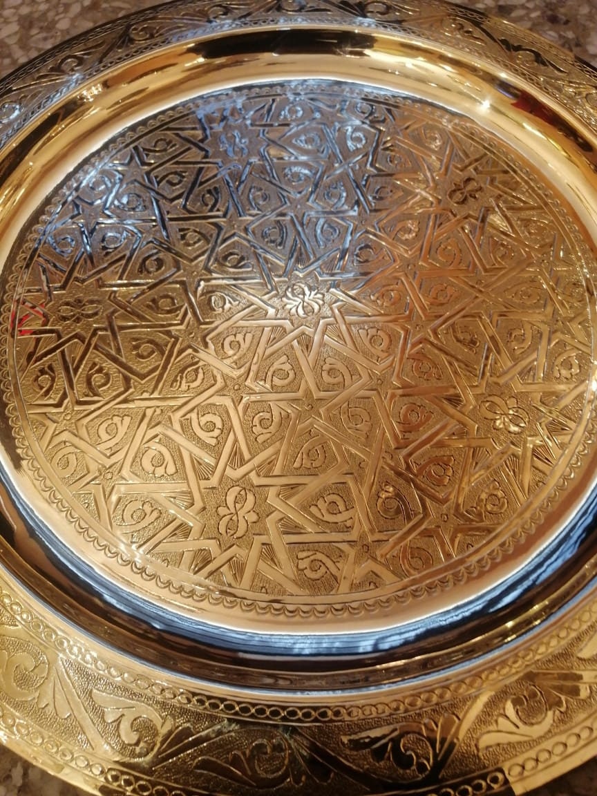 Plateau à thé du Maghreb en laiton doré et gravé provenant - Le