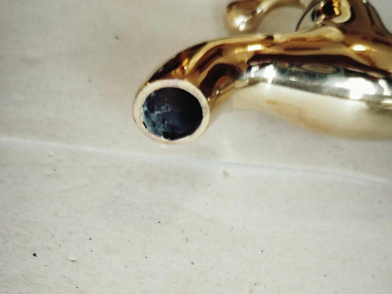 K&ouml;nnte beinhalten: Ein goldfarbener Wasserhahn mit einem runden Auslauf. Der Wasserhahn ist aus Metall und hat eine gl&auml;nzende Oberfl&auml;che.