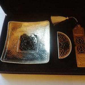 Coffret en velours contenant ensemble de : marque page + support carte visite + vide poche