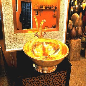 Marokkanisches Kupferwaschbecken zum Aufstellen oder zum Einbetten orientalischer Waschbecken. Marokkanisches Kupferbecken zum Aufstellen oder eingebautes orientalisches Hammam-Waschbecken