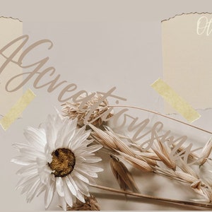 Puede incluir: Una tabla de cortar de madera hecha a mano con un acabado natural. La tabla tiene un borde natural en un lado y una forma rectangular. Mide aproximadamente 45 cm de largo y 30 cm de ancho.