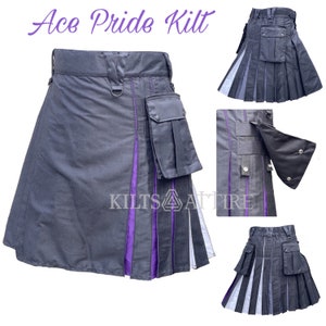 Könnte beinhalten: Ein schwarzer Utility-Kilt mit lila und weißen Streifen. Der Kilt hat eine große Cargo-Tasche auf der rechten Seite und eine kleinere Tasche auf der linken Seite. Der Kilt ist plissiert und hat einen Schnallenverschluss.