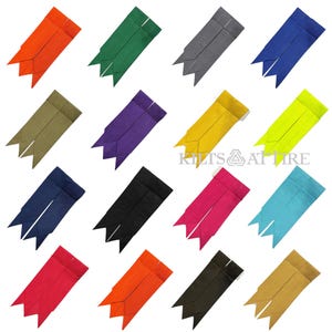 Op de afbeelding: Een set van 16 kilt-kousenbandjes in verschillende kleuren, waaronder rood, oranje, geel, groen, blauw, paars, zwart, bruin en grijs. De kousenbandjes zijn gemaakt van een zachte, duurzame stof en zijn ontworpen om te dragen met kilts.
