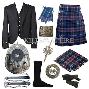 Könnte beinhalten: Ein schwarzes Kilt-Outfit mit passendem Sakko, Weste und Sporran. Der Kilt ist ein traditionelles schottisches Kleidungsstück mit einem Tartanmuster in Blautönen, Lila und Schwarz. Zum Outfit gehören auch ein Kilt-Pin, ein Kilt-Gürtel und Kilt-Strümpfe.