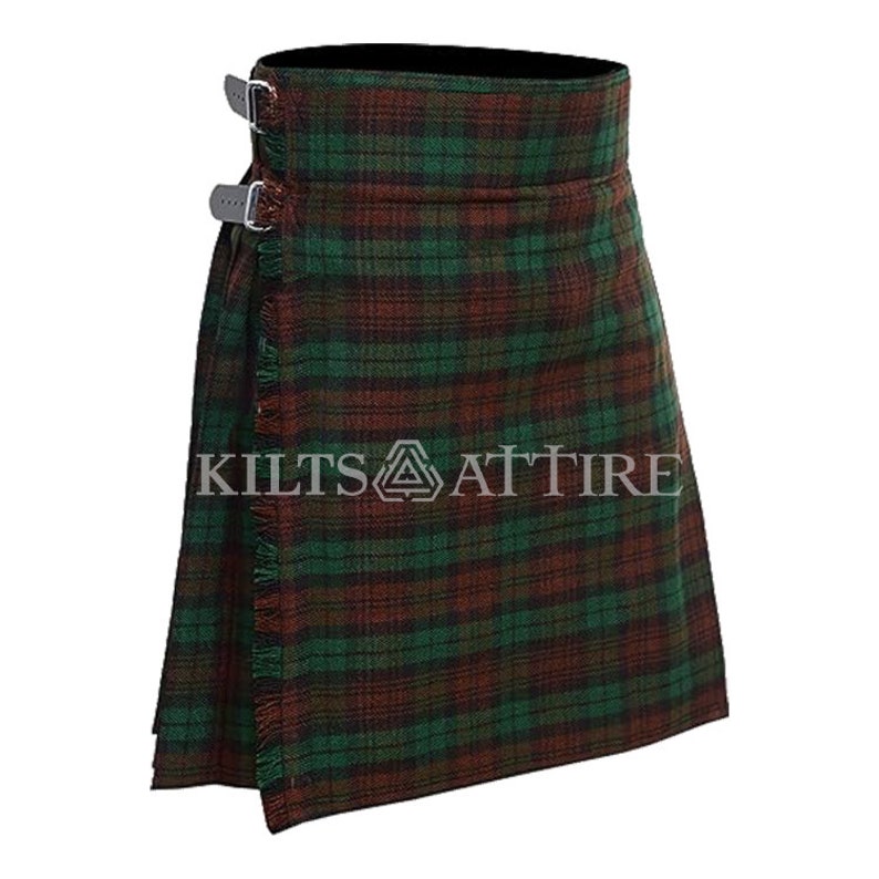 Puede incluir: Una falda escocesa con un patr&oacute;n de tart&aacute;n a cuadros verdes y marrones con un borde deshilachado en el panel frontal. La prenda incluye dos hebillas met&aacute;licas plateadas ajustables en el lateral y muestra el texto KILTS ATTIRE en el centro.
