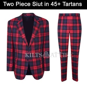 Può includere: Un abito a due pezzi in un motivo a quadri rosso e nero. Il completo comprende una giacca e pantaloni abbinati.