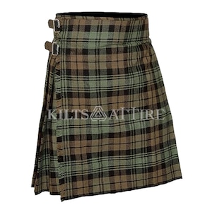 Puede incluir: Una falda escocesa con un patr&oacute;n de cuadros en tonos verde oliva, marr&oacute;n y negro. La prenda incluye dos correas de cuero marr&oacute;n ajustables con hebillas de metal plateado en el lateral. El texto KILTS ATTIRE est&aacute; impreso en el centro.