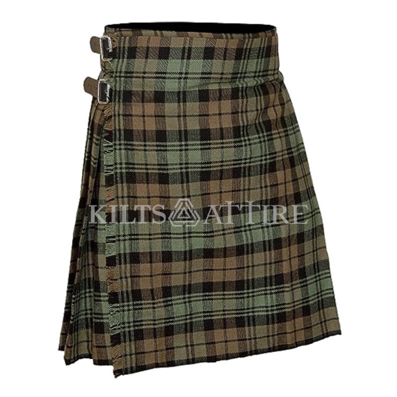 Puede incluir: Una falda escocesa con un patr&oacute;n de cuadros en tonos verde oliva, marr&oacute;n y negro. La prenda incluye dos correas de cuero marr&oacute;n ajustables con hebillas de metal plateado en el lateral. El texto KILTS ATTIRE est&aacute; impreso en el centro.