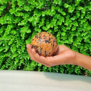 Grote oranje bol: bol van natuurlijke edelsteen met toermalijn