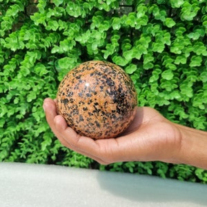 Grote oranje bol met orthoklaas edelsteen met toermalijn (1380 gram)