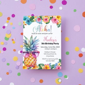 Könnte beinhalten: Aloha! Hula on over and join us for Hailey's 5th Birthday Party. Samstag, 21. Juni 2023, 15:00-18:00 Uhr. Hailey's House, 123 Anywhere St, Anywhere. RSVP an Jaimie bis zum 15. Juni, 123.456.7890.