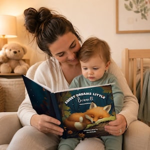 Pu&ograve; includere: Un libro per bambini con copertina rigida intitolato Sweet Dreams Little Bennett Forest Edition con un'illustrazione di una volpe che dorme sulla copertina. La copertina mostra il testo Sweet Dreams Little Bennett Forest Edition Bedtime Story by Ersi Nicholls.