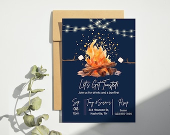 Puede incluir: Invitación azul marino con una ilustración de hoguera. La invitación dice "Let's Get Toasted!" con detalles del evento: 8 de septiembre, 19:00, 314 Houston St, Nashville, TN. Incluye información RSVP.