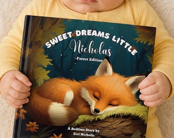 Pode incluir: Um livro infantil de capa dura intitulado Sweet Dreams Little Nicholas -Forest Edition- com uma ilustração de uma raposa laranja dormindo em um tronco coberto de musgo. A capa inclui o texto A Bedtime Story by Ersi Nicholls.