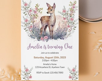 Puede incluir: Una ilustración de acuarela de un cervatillo en un entorno de bosque con flores rosas. La invitación dice "Amelia cumple un año" e incluye detalles para una fiesta de cumpleaños el 15 de agosto de 2023, de 2:00 pm a 4:00 pm en la casa de Amelia. La dirección es 123 Anywhere St, Aywhere Town. RSVP a Sarah al 123.456.7890.