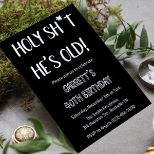 K&ouml;nnte beinhalten: Schwarz-wei&szlig;e Geburtstagseinladung mit dem Text "HOLY SH*T HE'S OLD!" und Details zu Garretts 40. Geburtstagsfeier. Die Party findet am Samstag, den 11. November um 19:00 Uhr in The Smith Residence, 314 Houston Str., Nashville TN statt. RSVP an Angela (123)-456-7890.