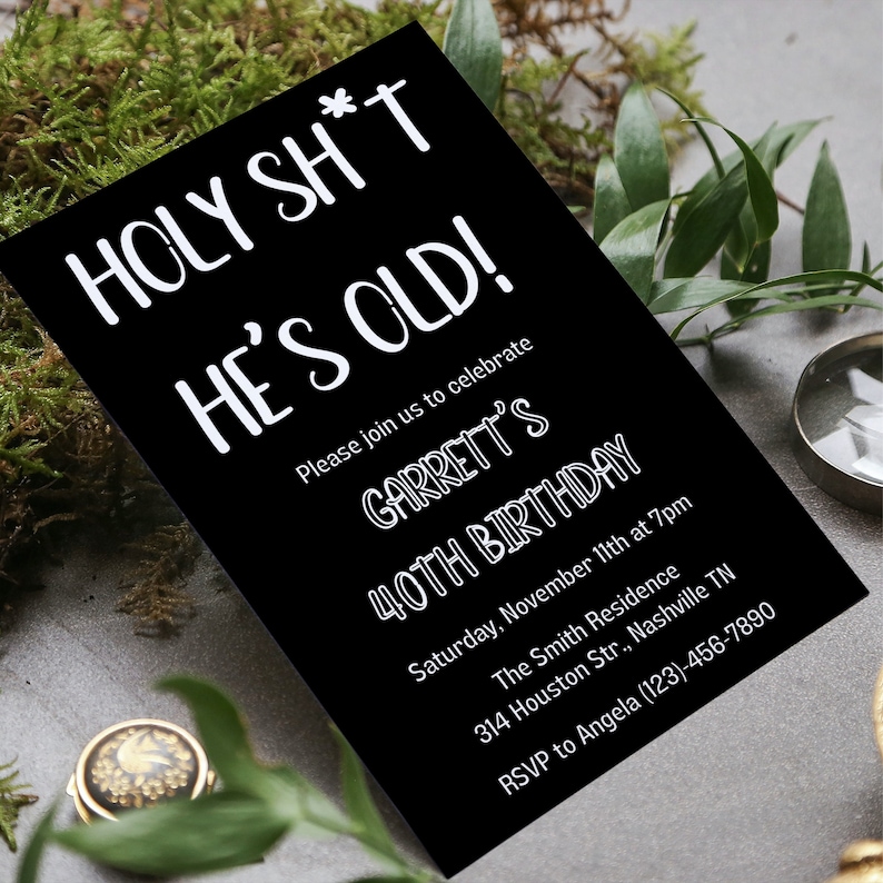 K&ouml;nnte beinhalten: Schwarz-wei&szlig;e Geburtstagseinladung mit dem Text "HOLY SH*T HE'S OLD!" und Details zu Garretts 40. Geburtstagsfeier. Die Party findet am Samstag, den 11. November um 19:00 Uhr in The Smith Residence, 314 Houston Str., Nashville TN statt. RSVP an Angela (123)-456-7890.