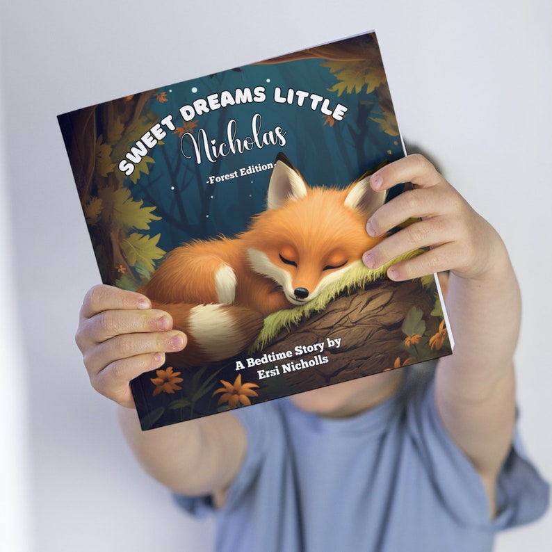 Może przedstawiać: Prezentowana jest książka dla dzieci zatytułowana "Sweet Dreams Little Nicholas - Forest Edition". Okładka przedstawia ilustrację śpiącego pomarańczowego lisa na gałęzi drzewa, z ciemnoniebieskim tłem lasu. Widoczne jest r&oacute;wnież nazwisko autora.