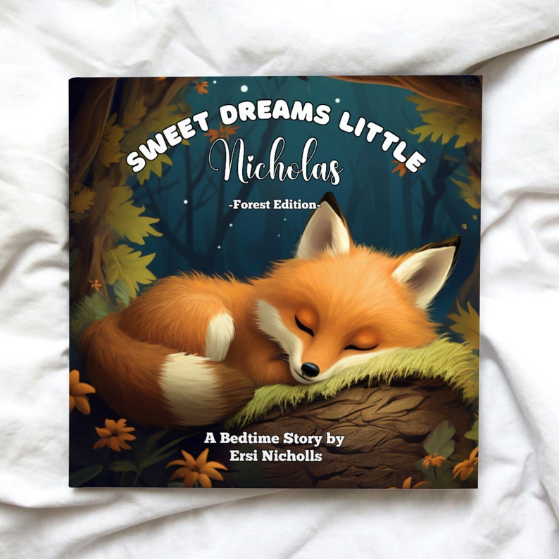 Może przedstawiać: Okładka książki dla dzieci przedstawiająca śpiącego pomarańczowego lisa w lesie. Tytuł brzmi "Sweet Dreams Little Nicholas - Forest Edition". Na okładce widnieje r&oacute;wnież nazwisko autora, Ersi Nicholls.